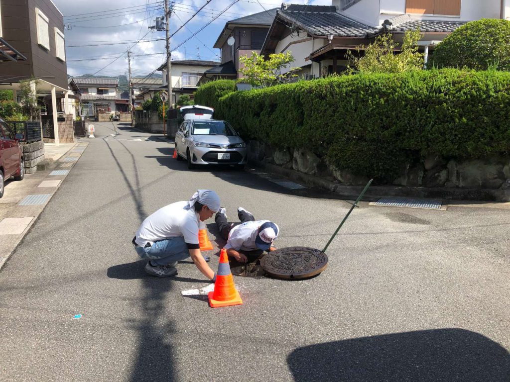 汚水桝に流れてきている水を採取。