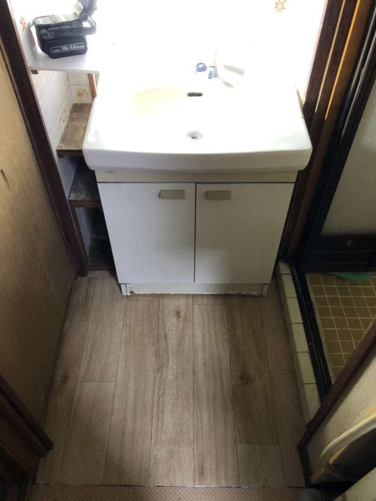 フロアを貼り、洗面手洗いを戻して完了