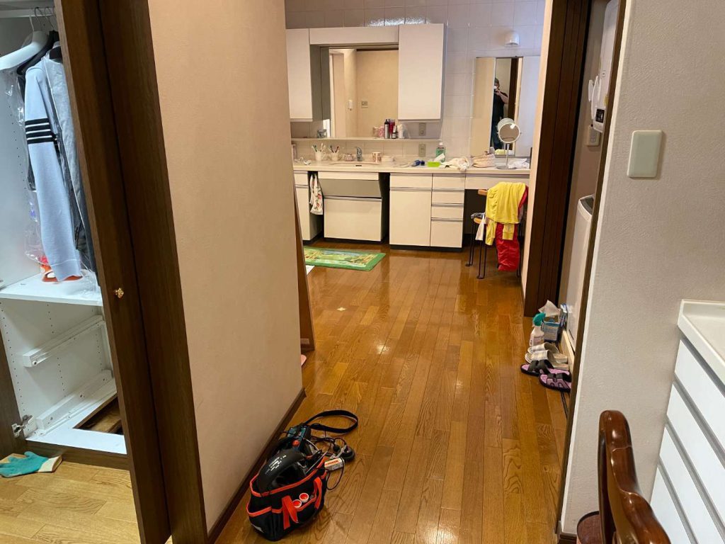 風呂場の脱衣所にて漏水音を確認！！！