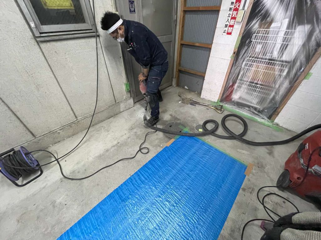 土間の斫り作業