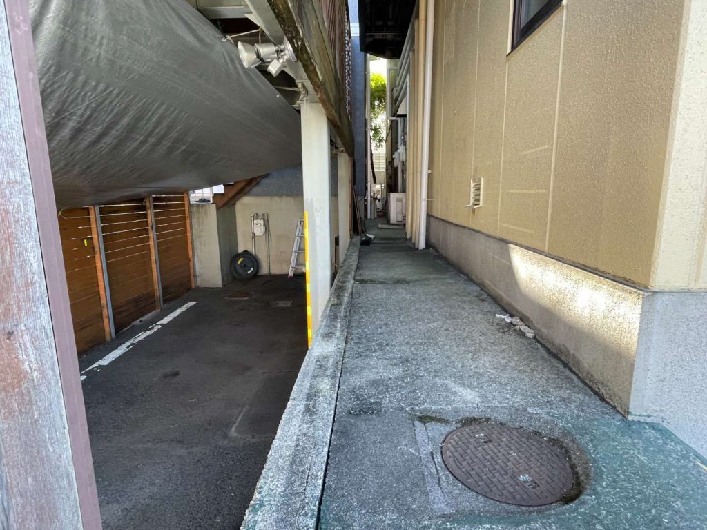 段差のある地形に立つ戸建