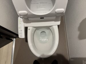 【賃貸マンション】他社が「異常なし」と判断したトイレ詰まりを管内カメラで一発特定！高圧洗浄車で緊急対応した事例
