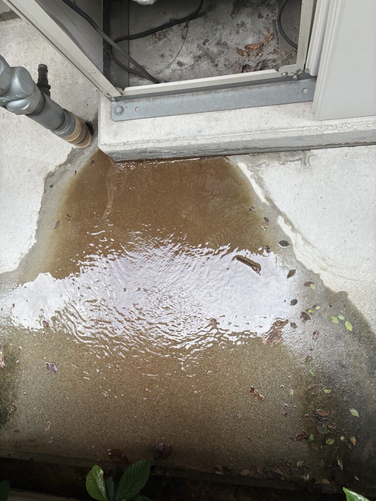 【東大阪市】老人ホームの給湯管漏水トラブル！連結給湯器の土間下配管からの溢水を図面確認で正確に特定