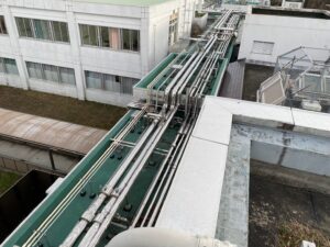 【奈良県】病院の自家発電設備オイル配管工事｜音出し制限＆障害物を回避する自社製ブラケット活用施工